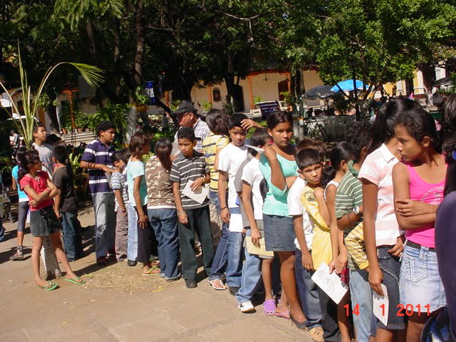 Niños y adolescentes recibieron mochilas en el parque central Colon, en X Aniv. LAS NOTICIAS